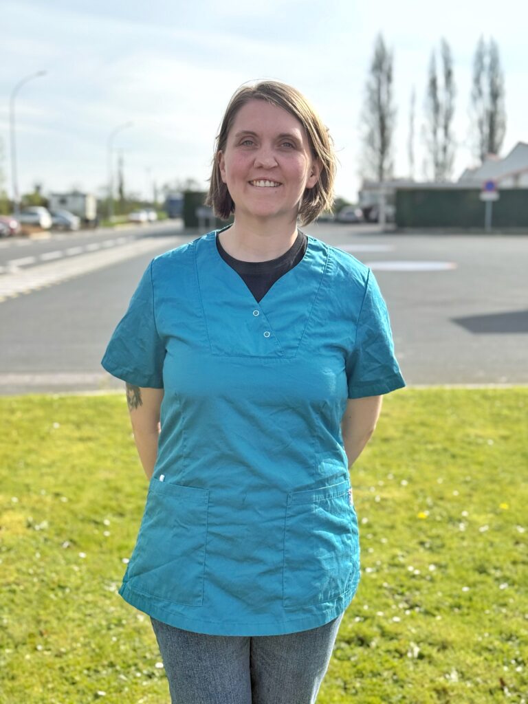 Lucie Tison ostéopathe pour animaux en tenue de travail avant une séance Bayeux.